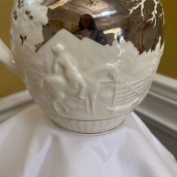 Vintage Wedgewood pitcher, white with silver, fox hunting scene with dog handle, - Picture 2 of 13